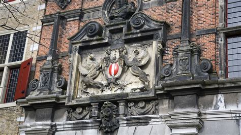 La bandera de los países bajos se divide en tres franjas horizontales del mismo grosor. Escudo - Holanda