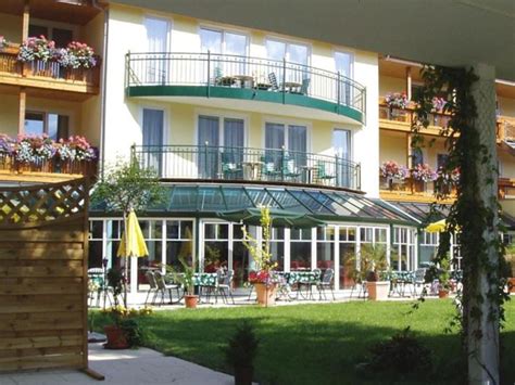 Unser ausgelöstes backhendl ist genau das richtige in kombination mit einem kühlen und unserem schattigen schanigarten. Wintergarten, Sonnenschutz, Oberösterreich, Eferding