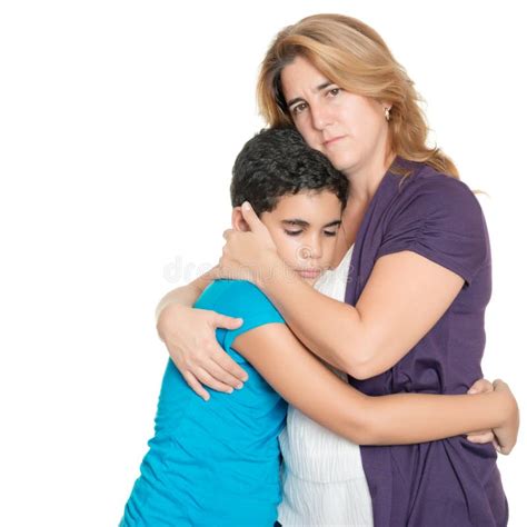 Madre Triste Que Abraza A Su Hijo Aislado En Blanco Foto De Archivo