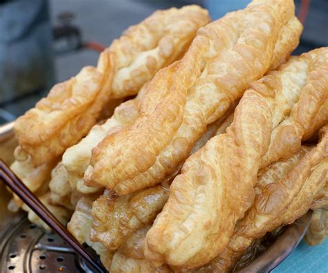 Adakah dari anda yang masih belum mengenal makanan yang satu ini? Resep dan Cara Membuat Cakwe Beserta Sausnya | Masakan Rumahan