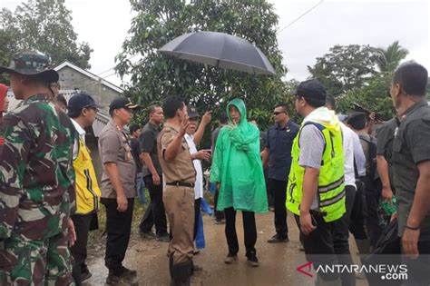 Jokowi Temui Pengungsi Longsor Bogor Pakai Jas Hujan 10 Ribuan  MerahPutih