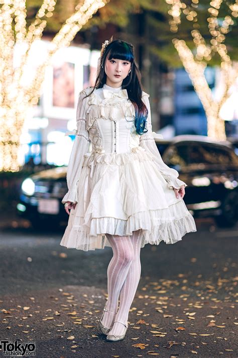 Harajuku Lolita In White Angelic Pretty Dress And Starfish
