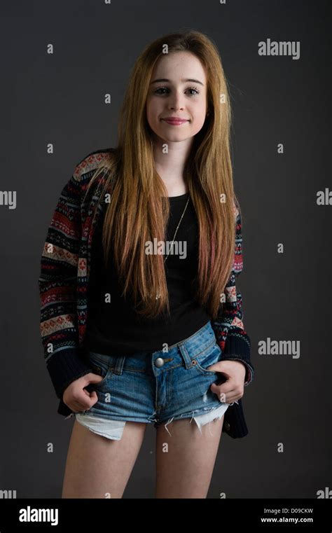 Eine Schlanke Dünne 14 15 Jährige Teenager Mädchen Einzel Uk Lange Haare Tragen Jeans Shorts