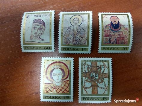 Po lewej znaczek z mieczami, po prawej z ornamentem zamiast mieczy. znaczki pocztowe PRL Polskie odkrycia archeologiczne ...