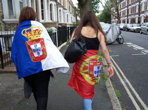 Por isso, também, a bandeira da monarquia constitucional estava dividida de igual em azul e branco e depois com o brasão de armas do reino de portugal aposto no meio. AMICI TRADITIONIS: As bandeiras (Portugal)