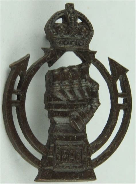 Royal Armoured Corps Mailed Fist Collar Badge Badge Kings Crown