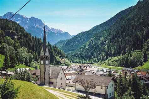 Joli Petit Village Des Dolomites Dolomites En Italie