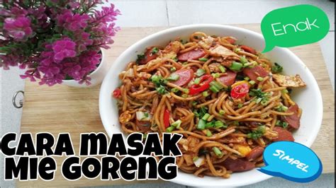 It is made with thin yellow noodles stir fried in cooking oil with garlic, onion or shallots, fried prawn, chicken, beef, or sliced bakso (meatballs). Cara Masak Mie Goreng - YouTube