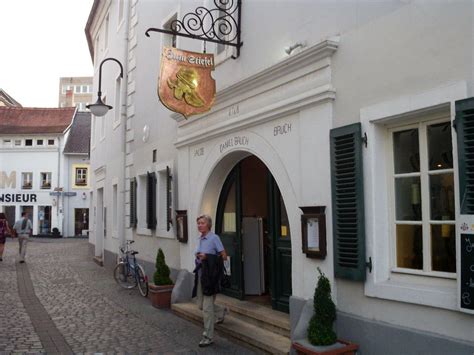Saarbrücken befindet sich im süden des saarlandes und ist sowohl universitätsstadt, landeshauptstadt, als auch mit seinen etwas über 180.000 einwohnern die einzige großstadt dieses. Bild "Eingang Fußgängerzone" zu Altstadt Saarbrücken in ...