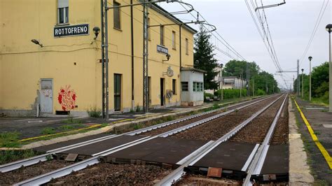 Il lento addio delle stazioni ferroviarie abbandonate a Sarmato e Rottofreno - Libertà Piacenza
