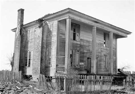 The evergreen plantation house was built circa 1790 and remodeled to the classical revival style that can be seen today in 1830. Hammack Plantation House, Loachapoka Alabama