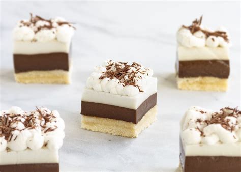 Divide the coconut pudding evenly into two bowls. Chocolate Haupia Pie Bars - Hawaiian Desserts - Nutti ...
