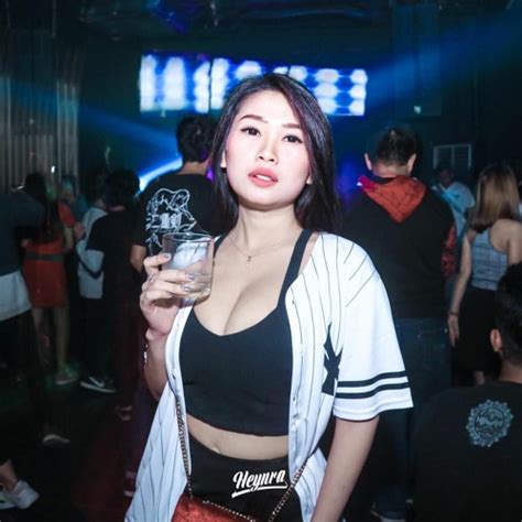 Lirik sungguh ku merasa resah untuk menilai sesuatu yang indah, lagu ukays disana menanti disini menunggu. DJ TIK TOK SUNGGUH KU MERASA RESAH GALAU BARU 2019 ( Remix ...