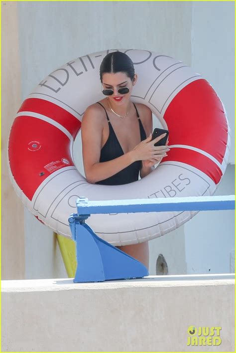 Photo Kendall Jenner Rocks Black Thong Swimsuit While Poolside In