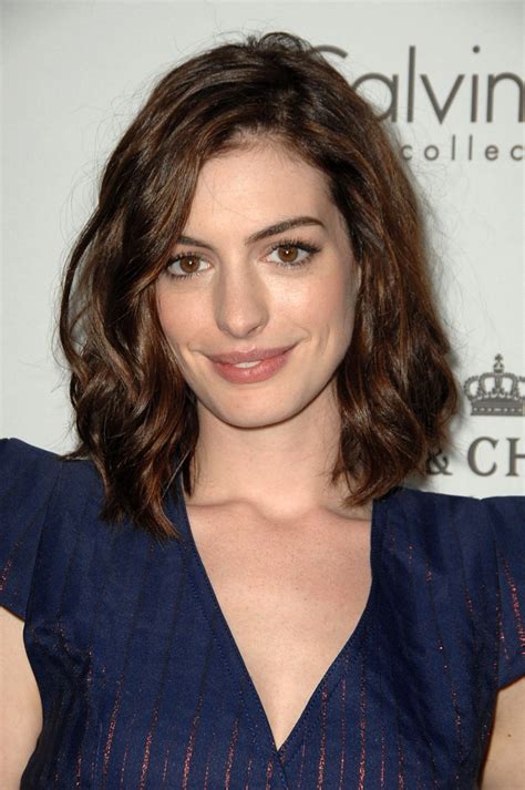 Anne Hathaway Hairstyles Short And Long Haircuts On Anne Hathaway
