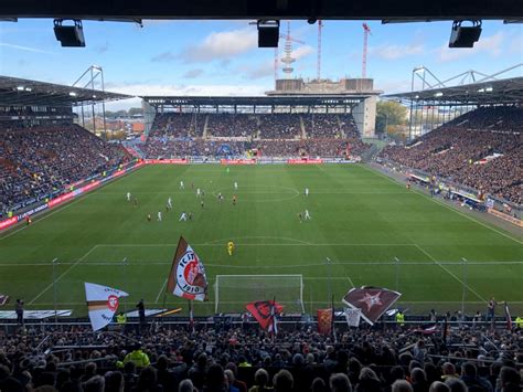 Schiedsrichter deniz aytekin (m) spricht zu den spielern vom hsv wegen möglichem. Bananenflanke: verhalen over het Duitse voetbal ...
