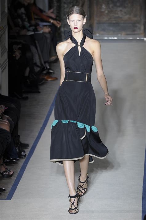 Yves saint laurent e pierre bergé fondano la loro griffe nel 1961, proponendo indimenticabili collezioni di abbigliamento, borse firmate e accessori. Yves Saint Laurent>S/S 2011 | Showdetails Collection