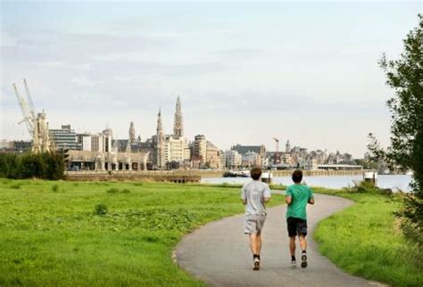 Water trekt mensen aan waardoor het in deze plaatjes altijd gezellig vertoeven is. Stad aan het Water. Stadsontwikkeling in Antwerpen langs ...