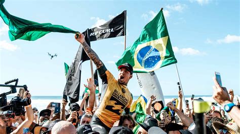 May 17, 2021 · em um vídeo, a surfista aparece chorando e sendo consolada pelos colegas brasileiros miguel pupo e filipe toledo. Surfistas brasileiros: conheça os maiores nomes em ...
