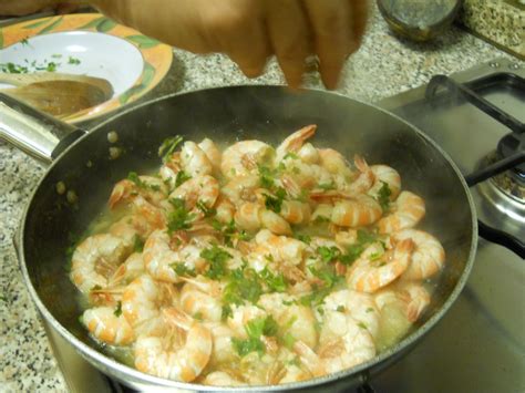 1kg di code di gambero 3 cucchiai di olio evo 1 spicchio d'aglio tritato 1/2 bicchiere di vino bianco prezzemolo tritato q.b sale e pepe. La cucina di Mirella: Code di gambero in padella