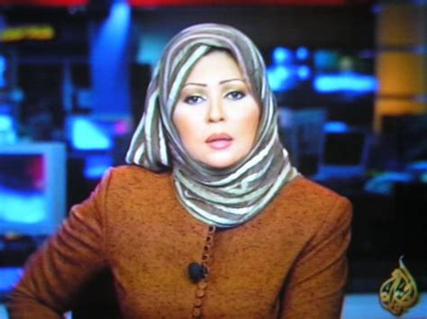 الصفحة الرسمية لقناة الجزيرة الوثائقية al jazeera documentary channel. Aljazeera anchor Khadijah Bingannah