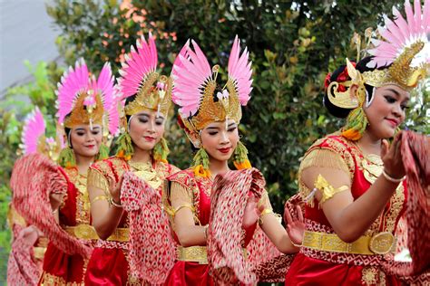 Mengenal Keunikan Tari Merak Khas Jawa Barat Yang Filosofis