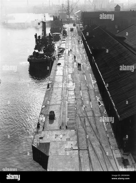 Docks London 1960s Hi Res Stock Photography And Images Alamy