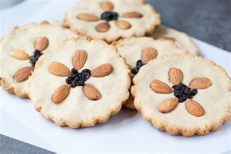 The perfect cutout cookie recipe for any holiday, these simple almond flour sugar cookies are made with applesauce, maple syrup, and a naturally green frosting! Vegan Almond Flour Cookie Tarts - Queen of My Kitchen