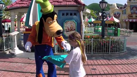 Disney Character Goofy At Disneyland Meet And Greet Signing