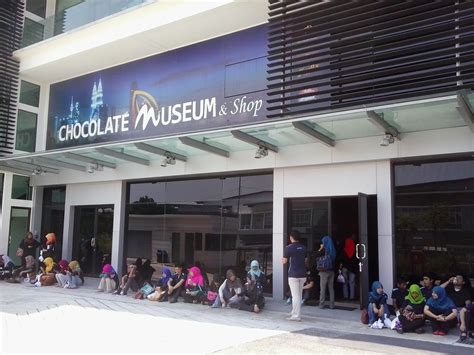Find out the hidden eggs in the museum, and disco. Sabrina Chocolate Queen: CHOCOLATE MUSEUM