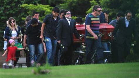 (gazzetta dello sport su maradona.) « guardare messi giocare a calcio è meglio che fare sesso. Saquean el coche a una de las hijas de Maradona mientras ...