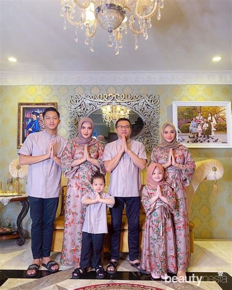 Seragam batik lebaran keluarga baju seragam lebaran artis. Simpel Hingga Elegan, 10 Gaya Fashion Keluarga Artis ...