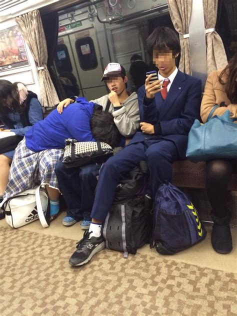電車でいちゃいちゃカップル 電車でいちゃいちゃしてるカップル画像いっぱい【いちゃいちゃ】 Naver まとめ
