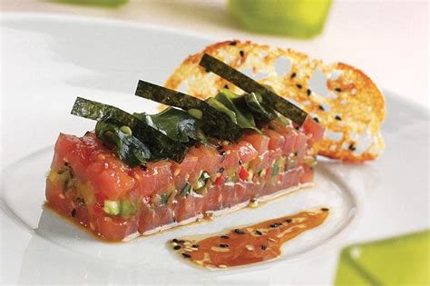 TARTARE DE THON ROUGE RATATOUILLE CROQUANTE SÉSAME NOIR ET WAKAMÉ