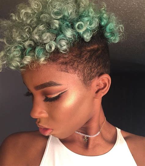 Cool and edgy, this hairstyle idea will turn heads as you walk by. pinterest: @кєєкєєωιℓℓιαмѕ1 | Natural hair styles, Short ...