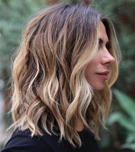 Moreover, the wavy hair creates more volume and texture for this awesome hairstyle. Which short haircut should I get? (With images) | Haircuts for wavy hair, Medium hair styles ...