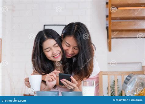 lésbica asiática dos pares para abraçar se quando tenha o café da manhã na manhã em casa