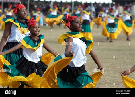 Kinder Gekleidet In Kostümen Gelb Grün Und Schwarz Der Jamaikanische