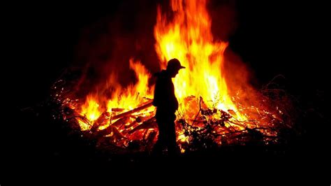 Incêndios florestais são incêndios descontrolados que se alimentam de serapilheira, madeira, mato seco e vento, entre outros elementos. pela positiva: Incêndios Florestais - Portugal está de Luto