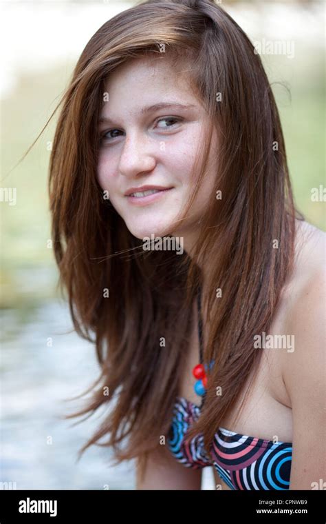 18 Jahre Alt Mädchen Badeanzug Fotos Und Bildmaterial In Hoher