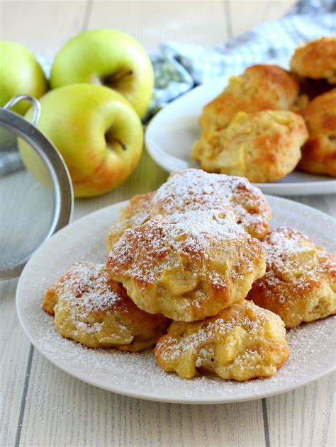 Alcuni pericolosi individui si gettano a capofitto su piatti di gnocchi alla mela con cannella(squisitissimi!)presso la locanda del grue. Deliziosi #biscotti morbidi alle #mele, con #cannella e # ...