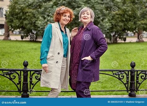 mujeres maduras y felices sonrientes al aire libre en verano imagen de archivo imagen de