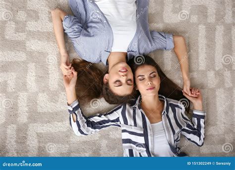 Pares Lesbianos Jovenes Felices Que Mienten En La Alfombra En Casa Imagen De Archivo Imagen De