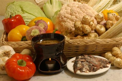 E' la più tipica delle ricette piemontesi ma anche la più conviviale, quella che si mangia tutti insieme, con i parenti e con gli amici. La ricetta della Bagna Cauda piemontese | Cascina Castlet