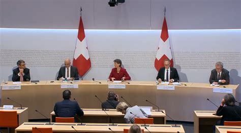 + + + alle pressekonferenzen, insbesondere die regierungspressekonferenzen, unterliegen dem. Corona: So reagiert die Schweiz auf die Pressekonferenz ...