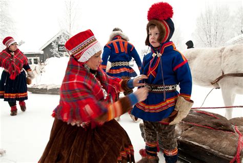 Kolahalvön i ryssland, nordligaste finland, norra norge och sverige från dalarna. Idag är det samernas nationaldag - Svenskar i Världen