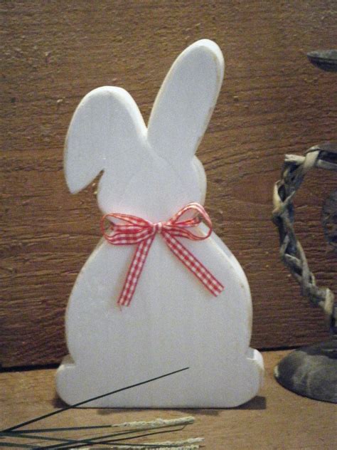 Zeichnen sie das auserwählte motiv in gewünschter große am besten als vorlage auf ein blatt papier. houten paaskonijn | Paasdecoratie, Decoratie, Pasen