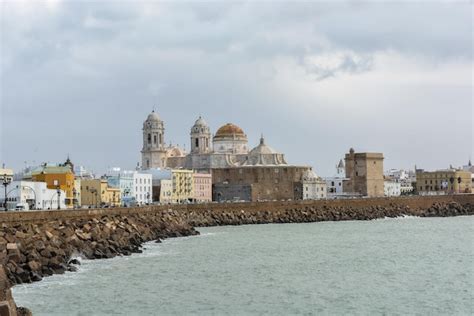 Passeio E Catedral De Santa Cruz Em Cádiz Espanha Foto Premium