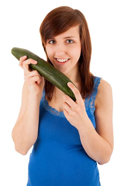 Une Femme Avec Un Concombre Dans Sa Main Image Stock Image Du Beaut L Gumes