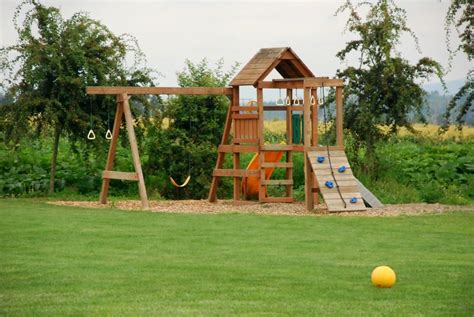 17 Fascinating Garden Playgrounds To Surprise Your Children